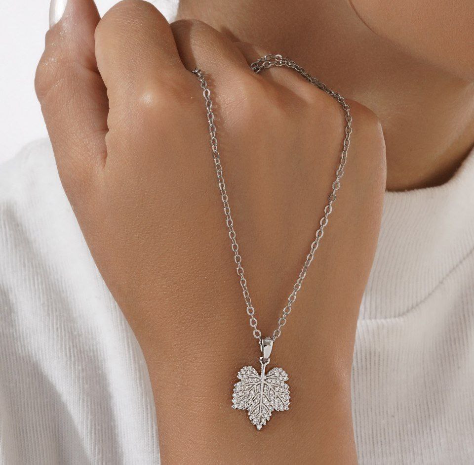 مدال برگ نگین دار